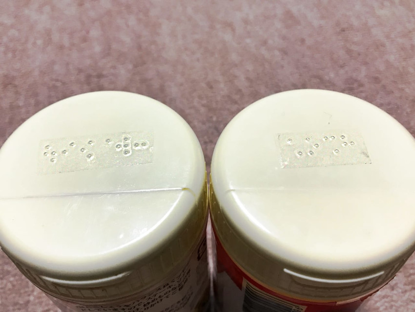 「塩コショウ」（左）、「片栗粉」（右）とラベルすることで判別