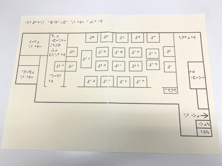 PIAFで印字された会場案内図の写真。PIAFを使用して、凹凸の箇所の校正を行います。