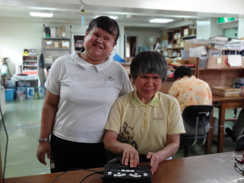 左から、栄光園職員の 菊地 美由紀 様、利用者様 の写真